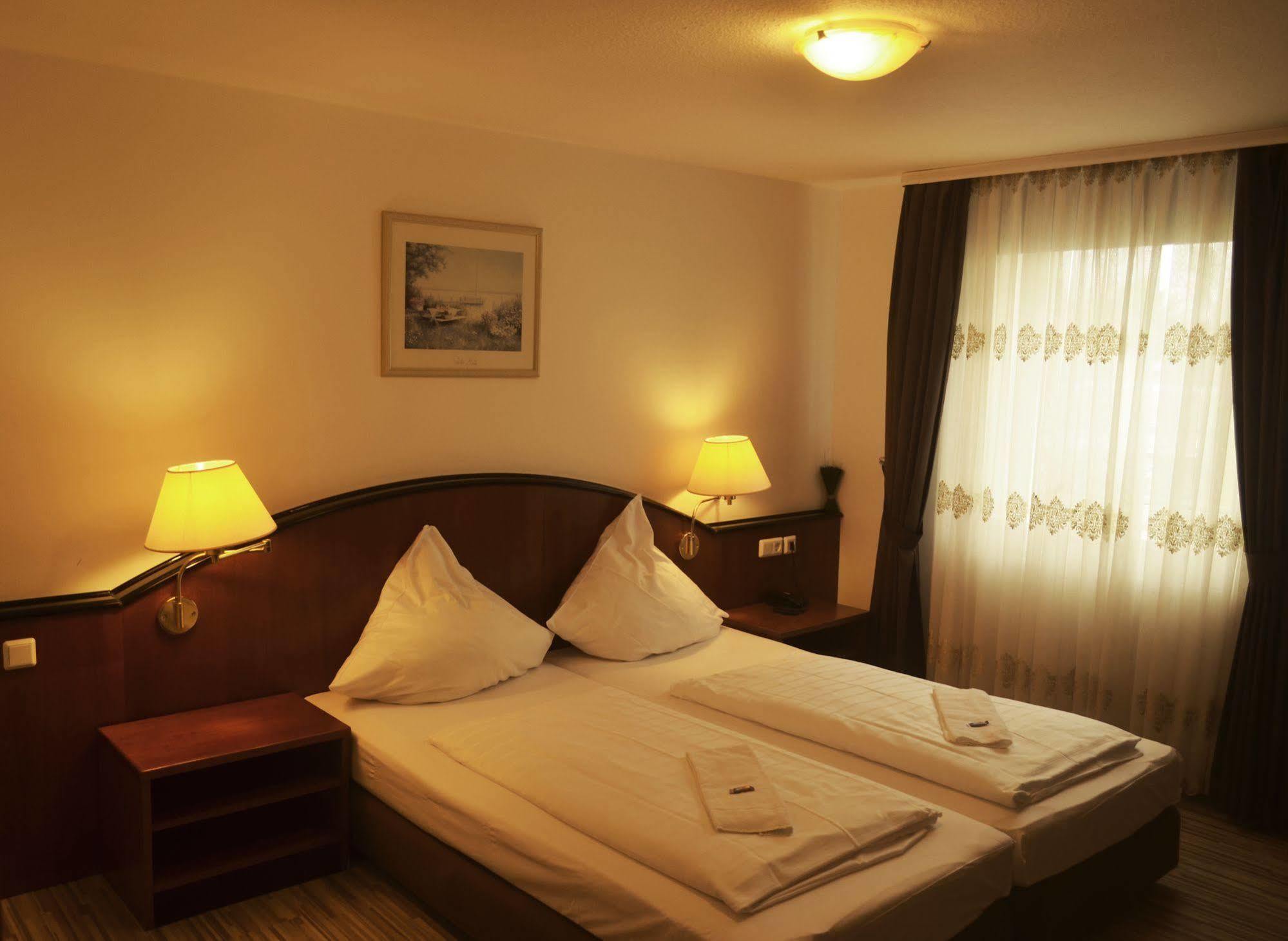 As Hotel Гёттинген Экстерьер фото