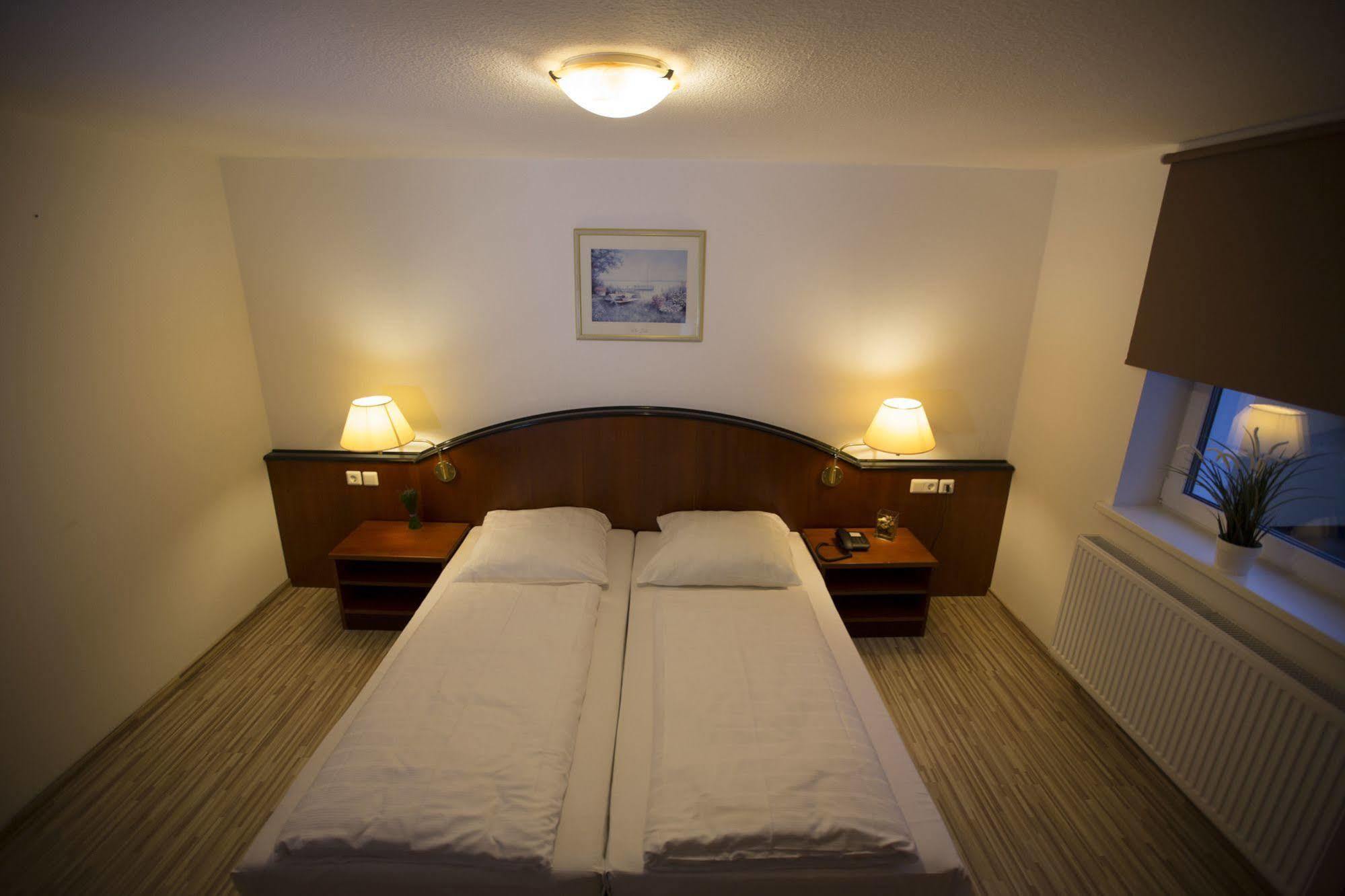 As Hotel Гёттинген Экстерьер фото